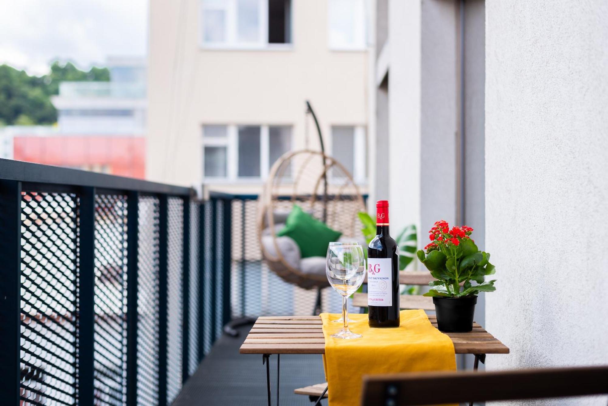 2-Level Apartments On Krizikova Near The Metro Прага Екстериор снимка