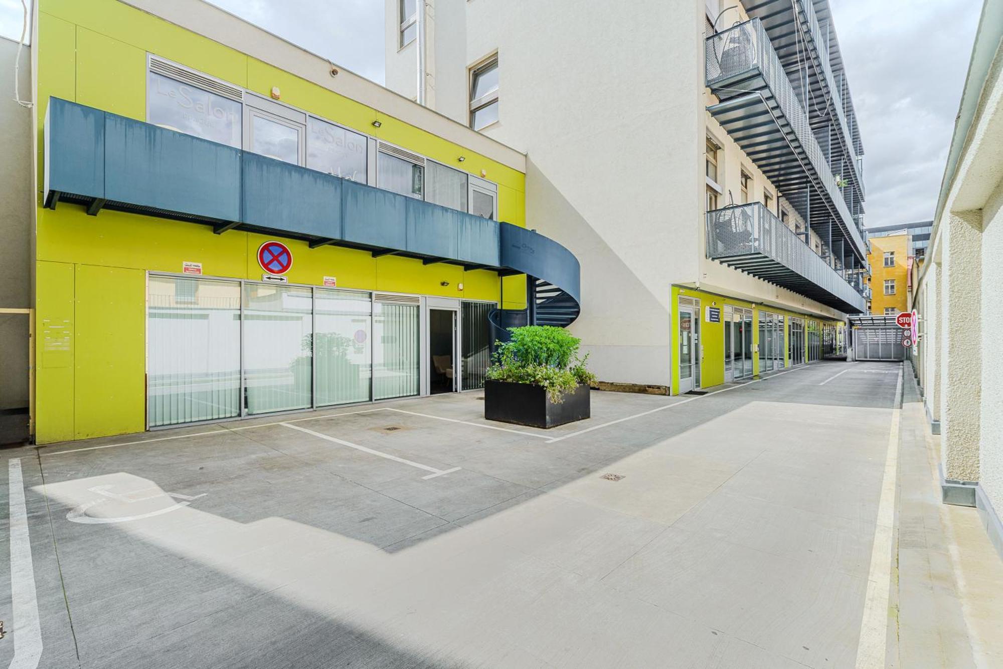 2-Level Apartments On Krizikova Near The Metro Прага Екстериор снимка