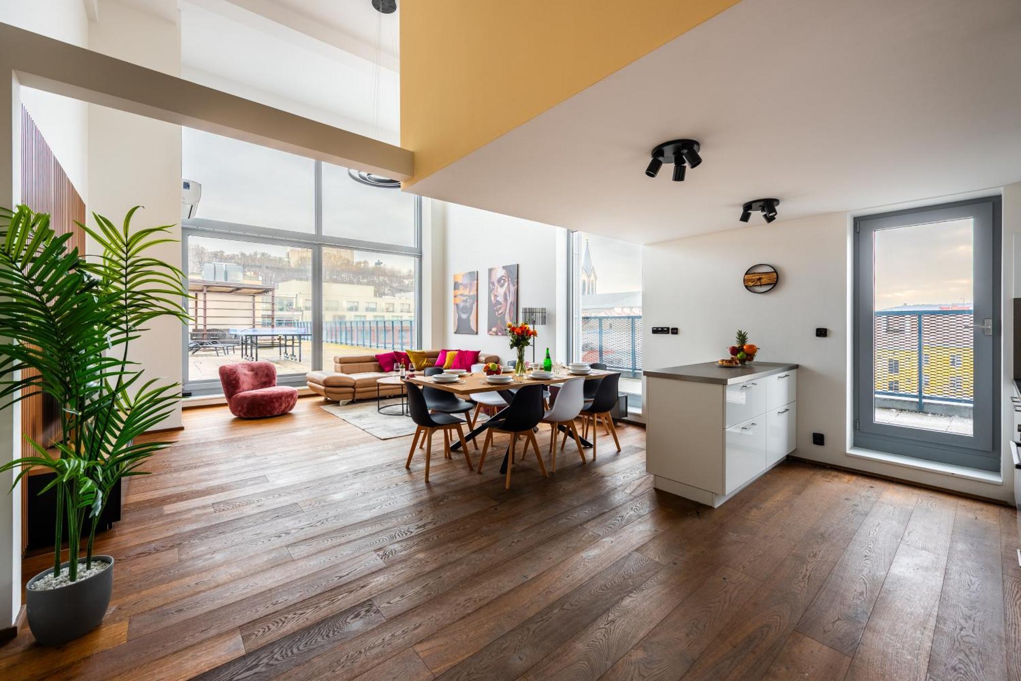 2-Level Apartments On Krizikova Near The Metro Прага Екстериор снимка