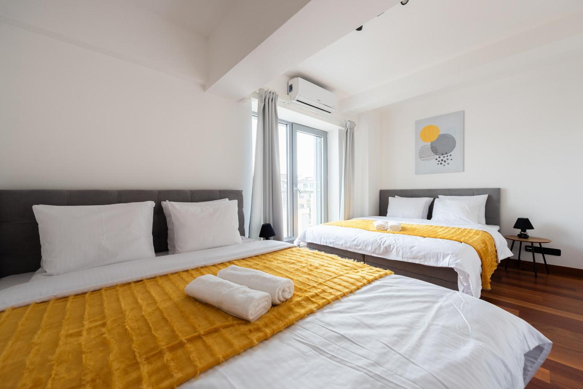 2-Level Apartments On Krizikova Near The Metro Прага Екстериор снимка